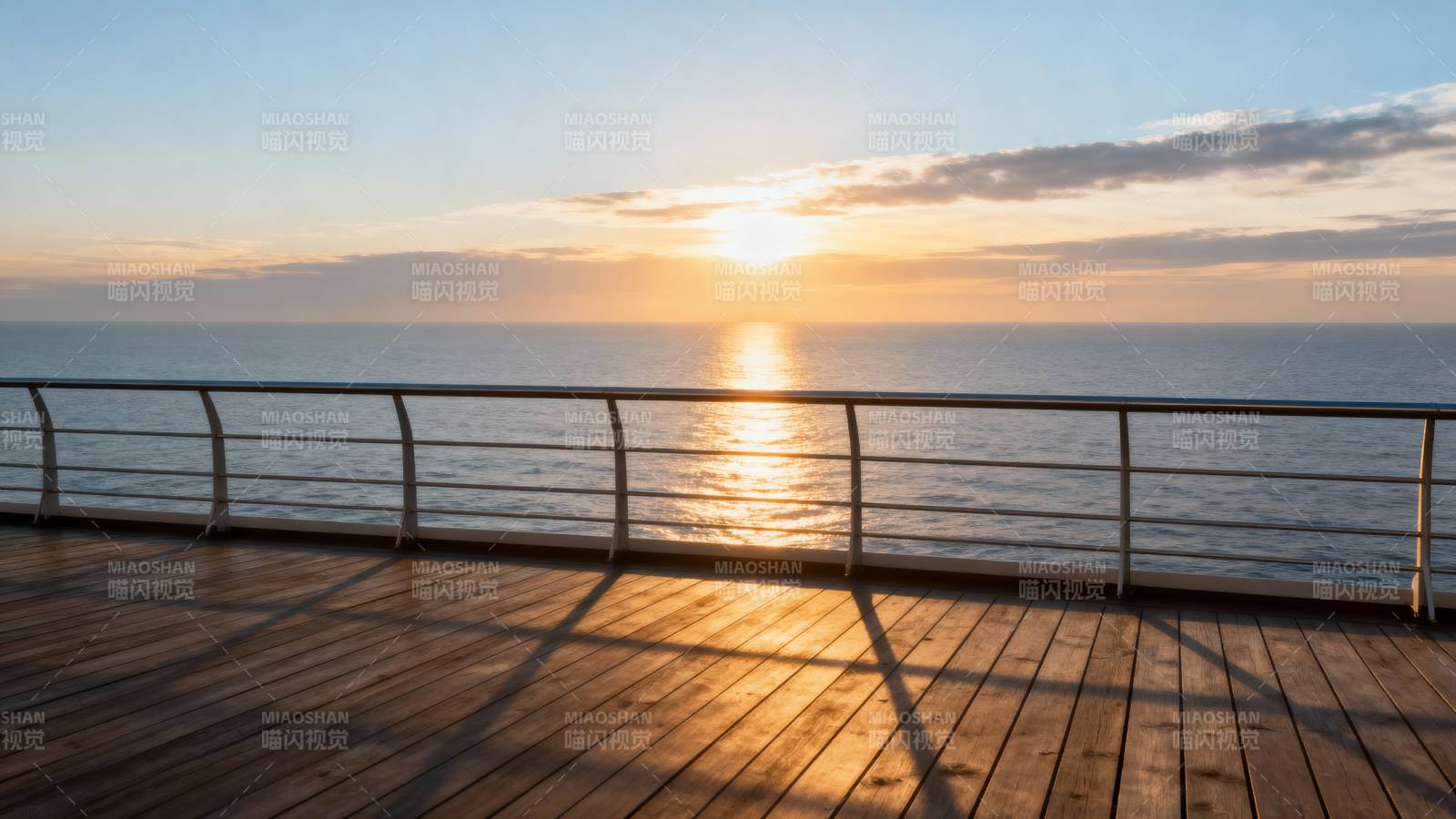 夕阳海景甲板图片