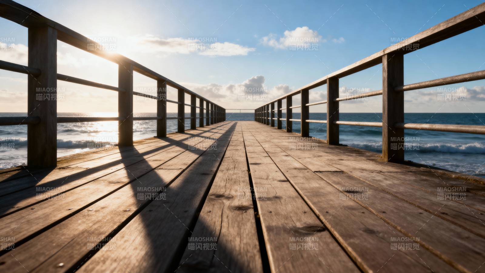 木桥通向海天图片