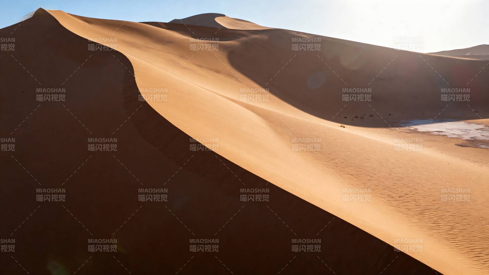 沙漠沙丘日出图片