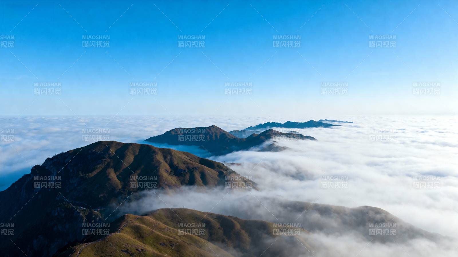 云海之上山峦起伏图片