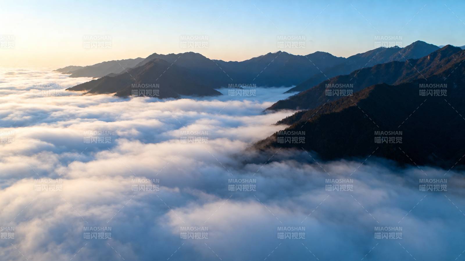 云海山峦晨曦图片