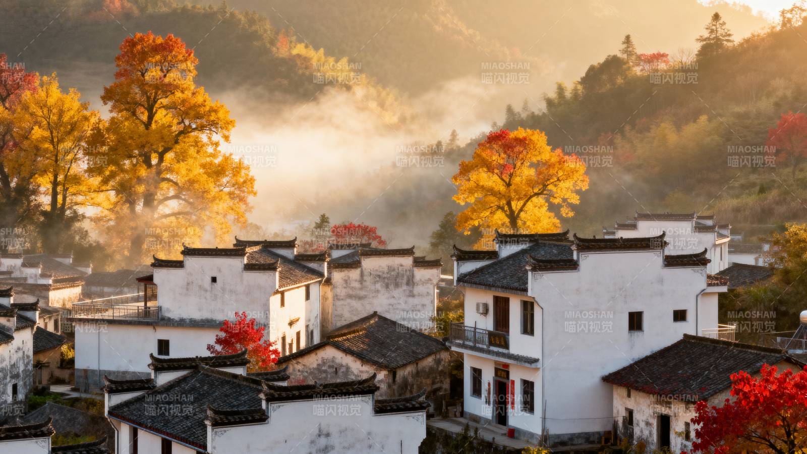 秋雾古村晨曦图片