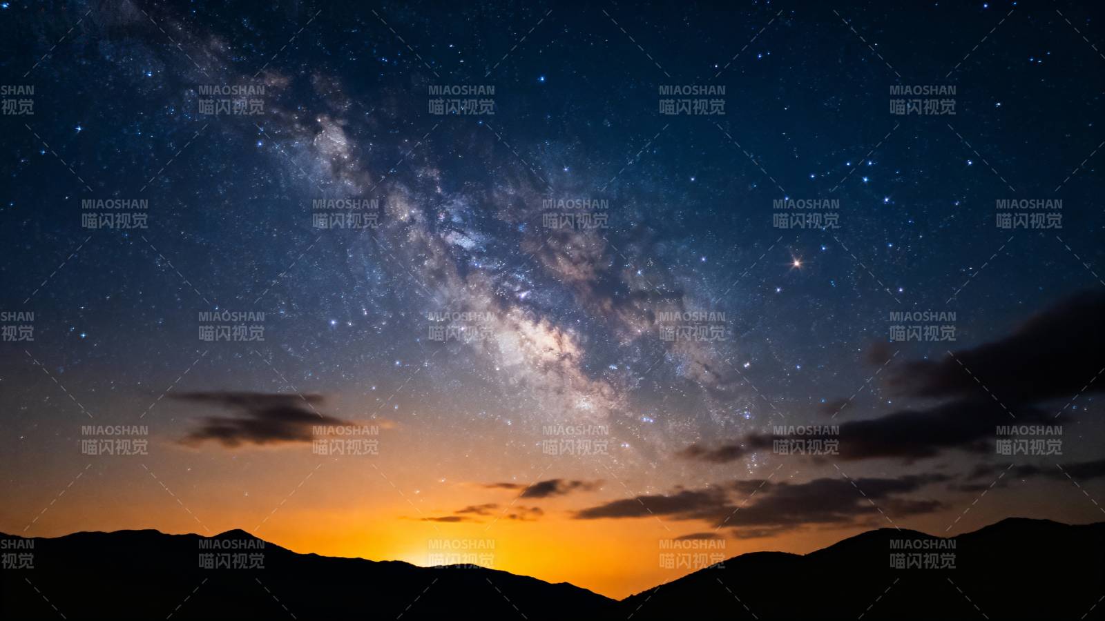 银河璀璨夜空图片