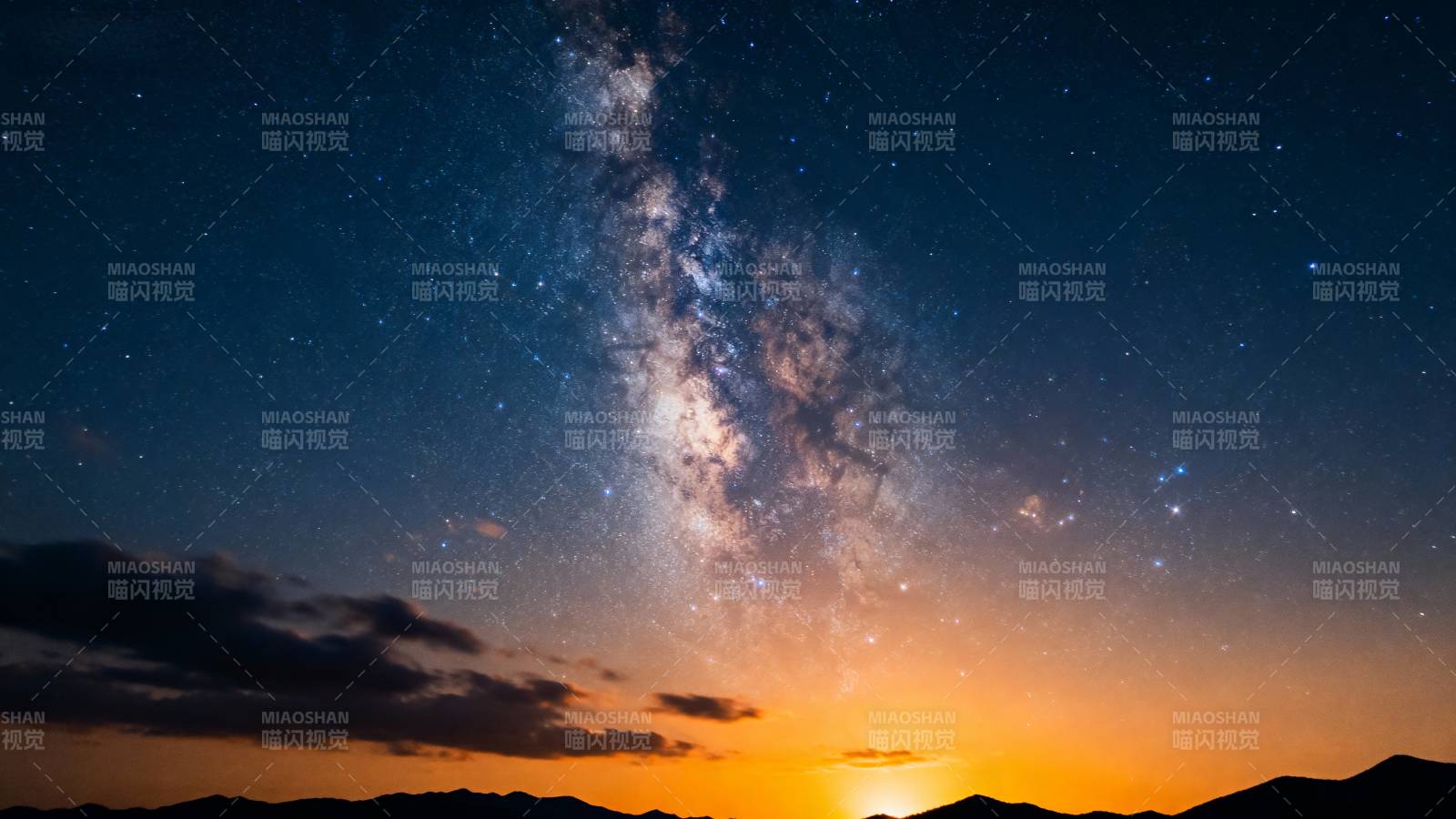 银河璀璨夜空图片