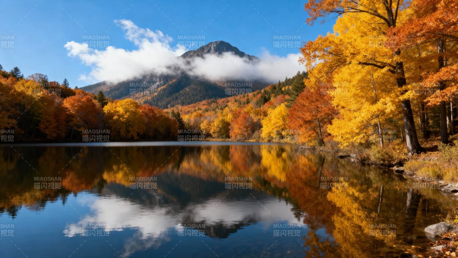 秋湖映山色图片