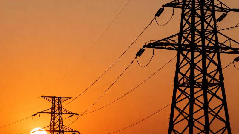 夕阳下的高压电塔图片