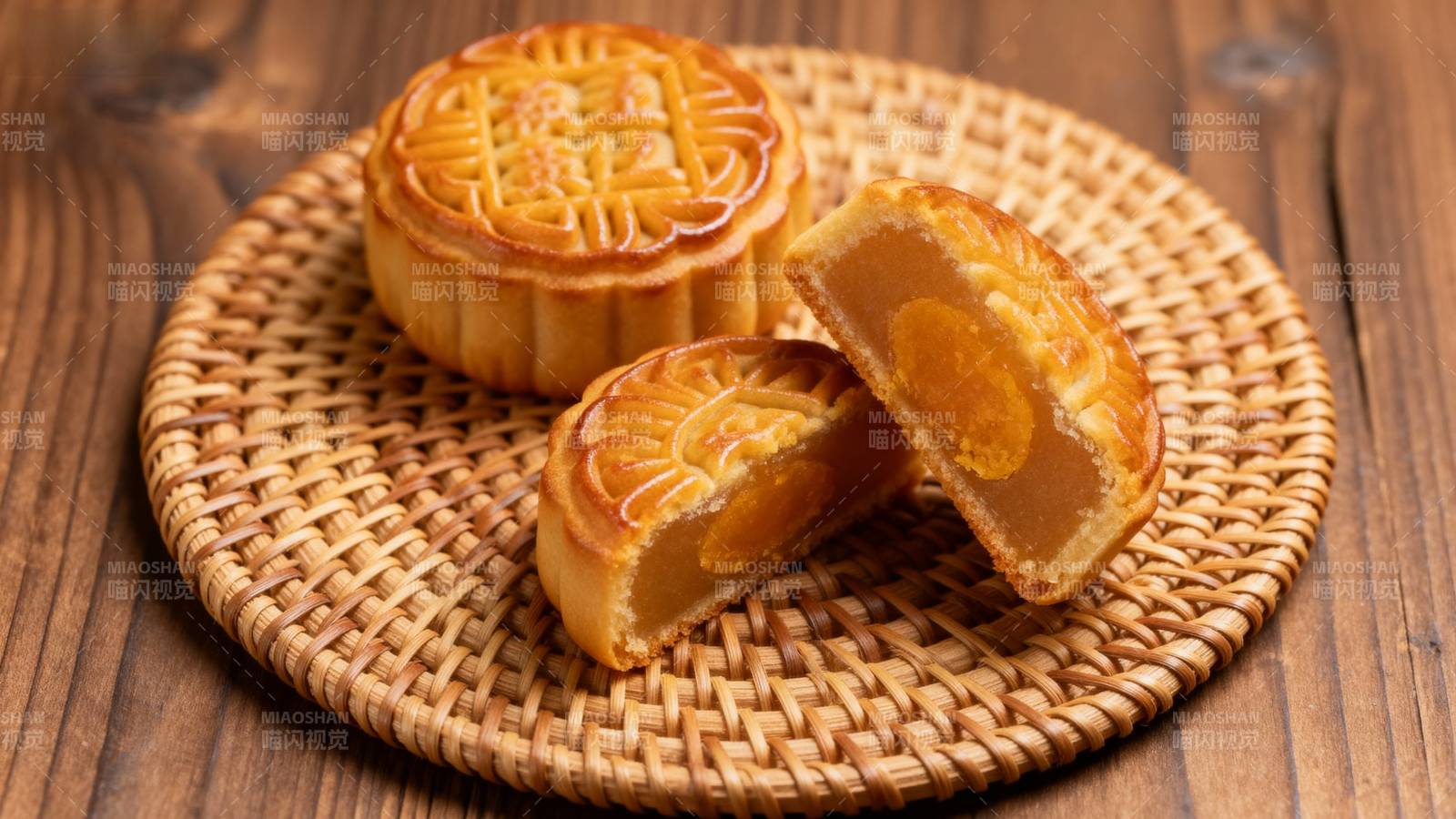 中秋月饼 金黄诱人图片