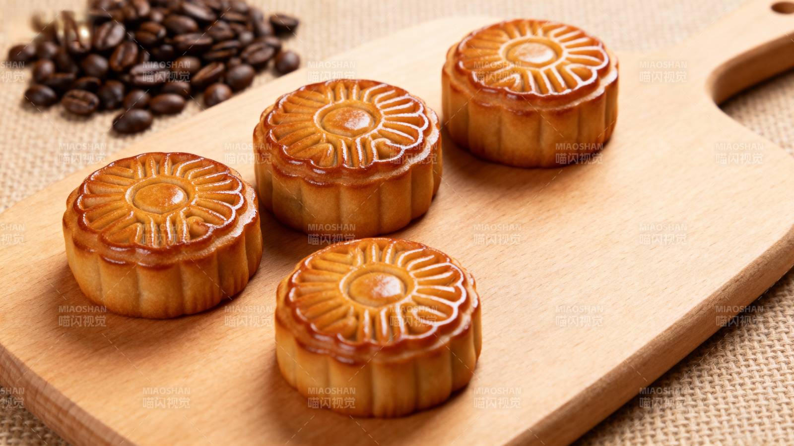 金黄月饼香满溢图片