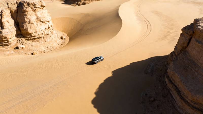 沙漠越野车影图片