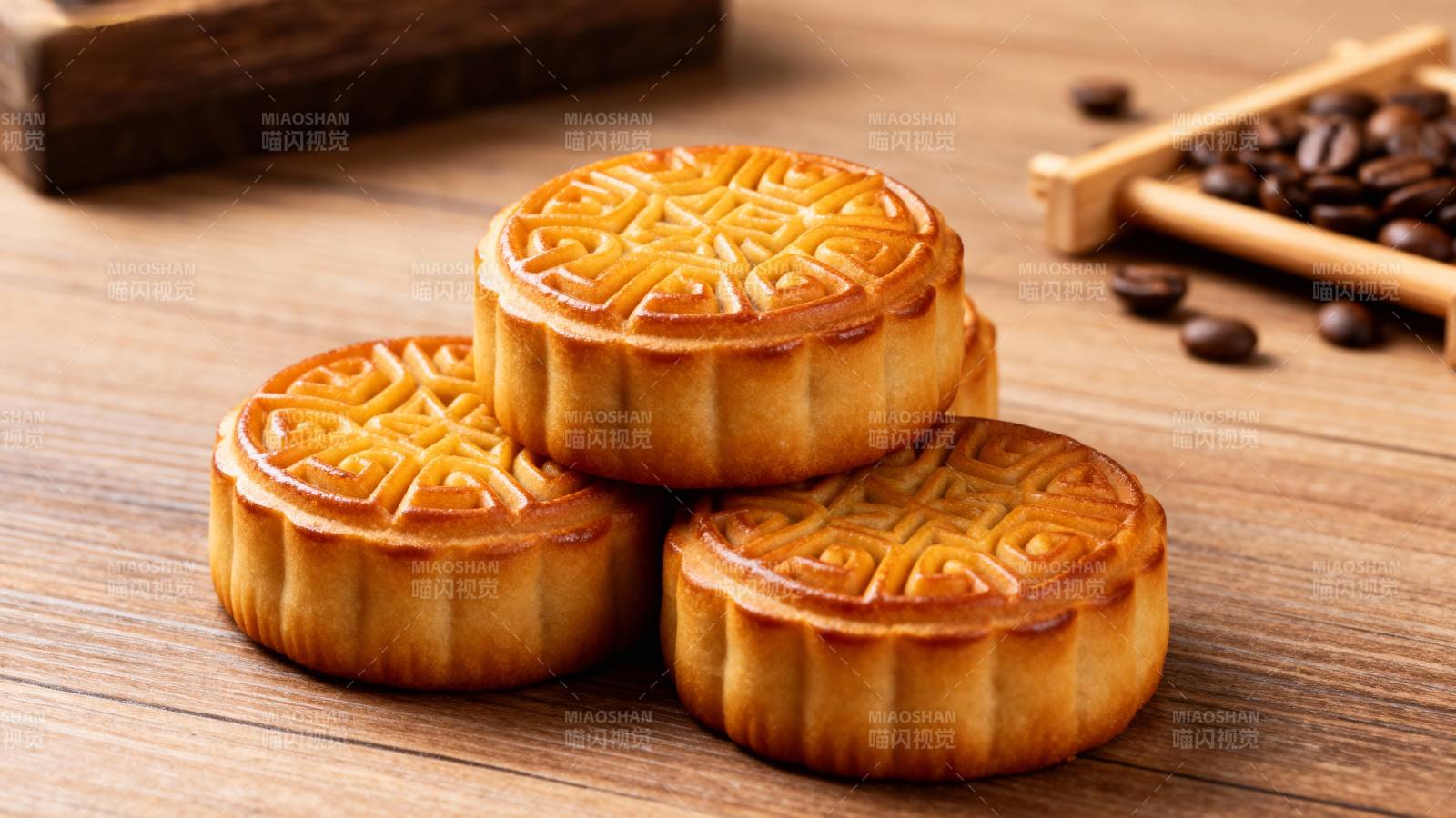 金黄月饼堆叠香图片