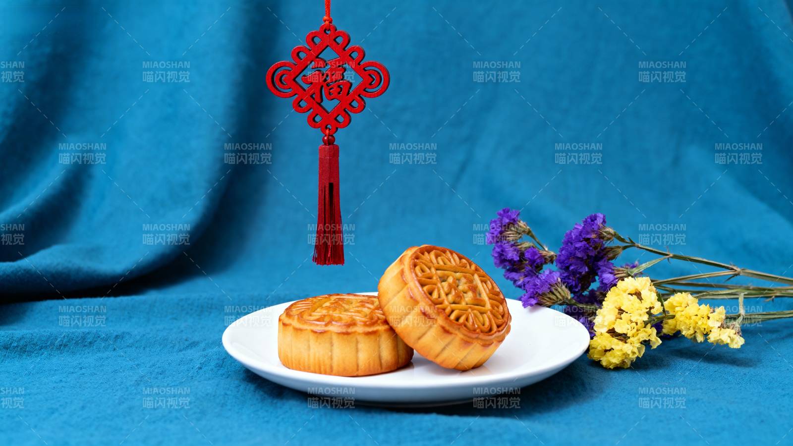 中秋月饼与花饰图片