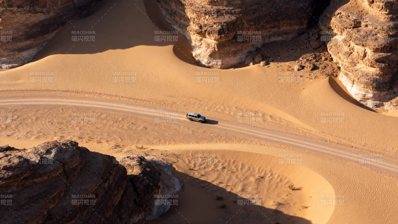 沙漠公路行车图图片