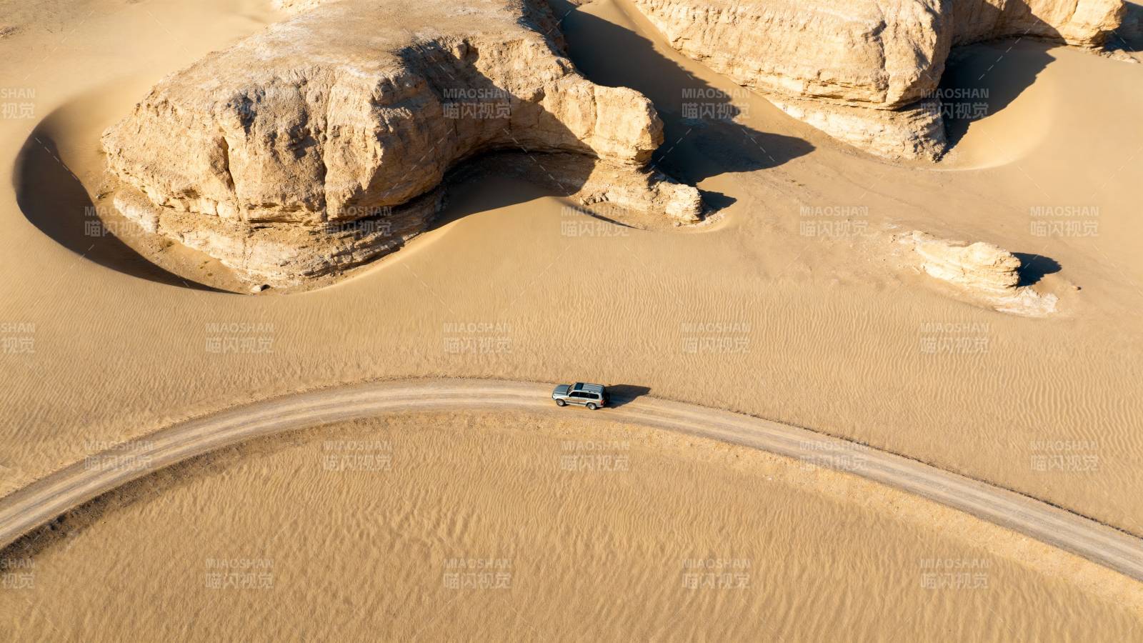 沙漠公路行车图图片