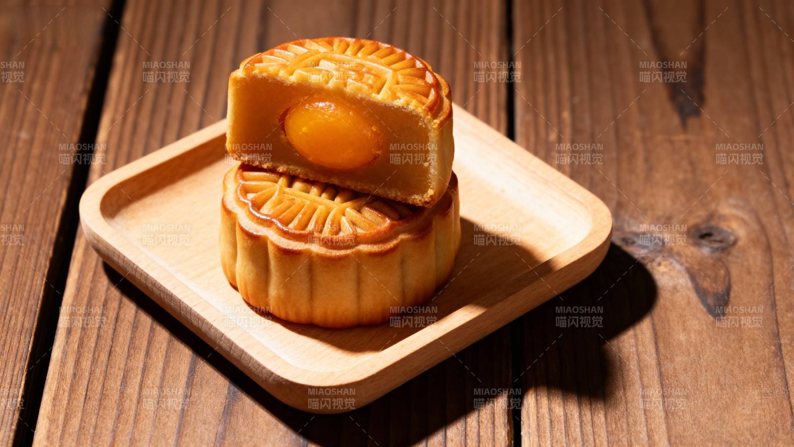 中秋月饼 金黄诱人图片