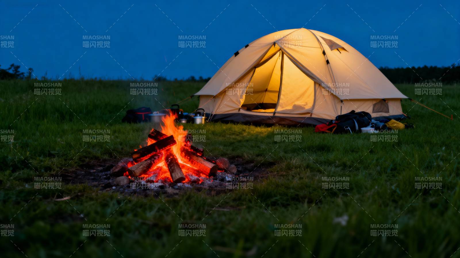 篝火旁的帐篷夜景图片