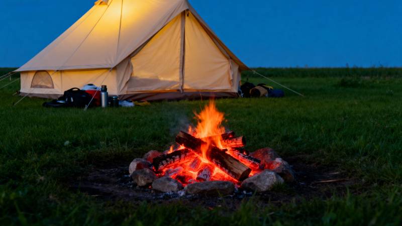 篝火旁的帐篷夜景图片
