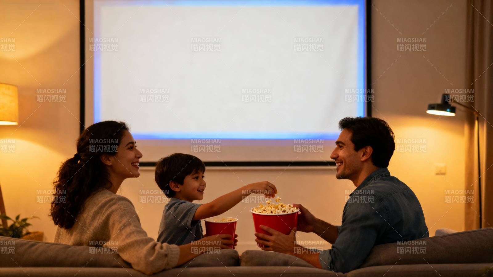 温馨家庭观影时光图片