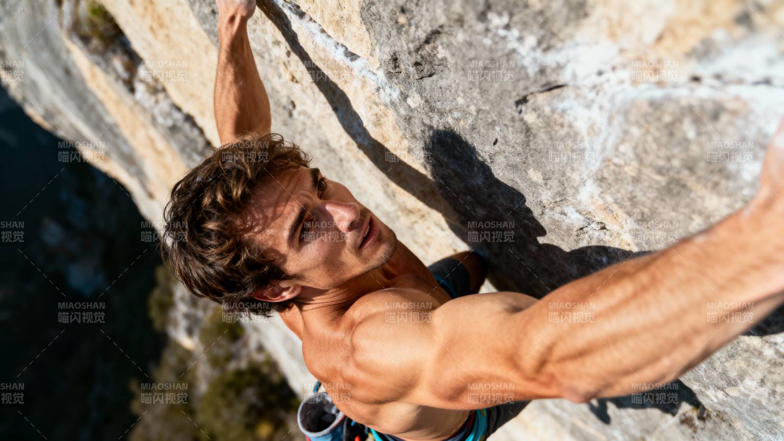 攀岩者挑战极限图片