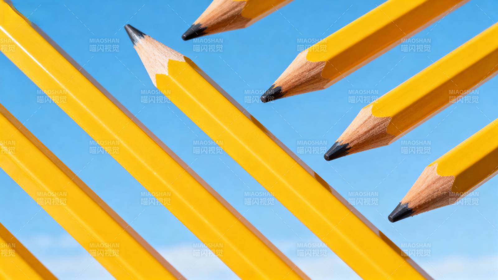 铅笔斜排蓝天背景图片