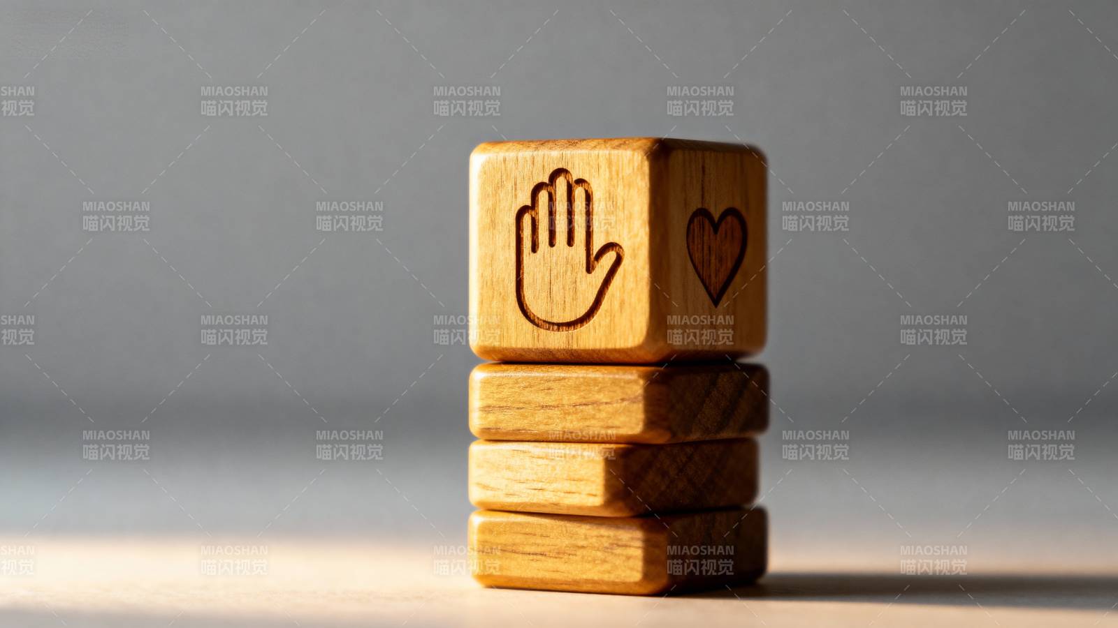 手与心的木块堆叠图片