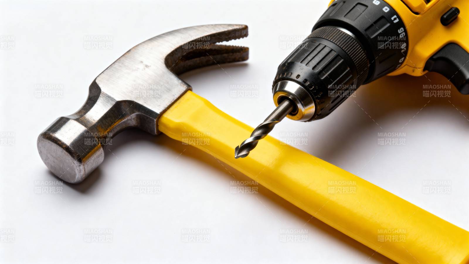 锤子与电钻并置图片