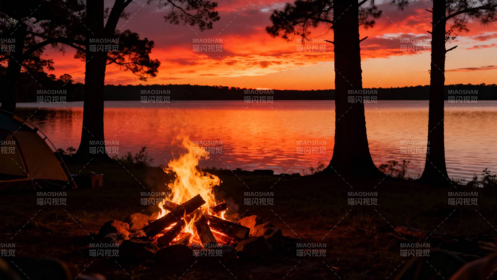 湖畔篝火映晚霞图片