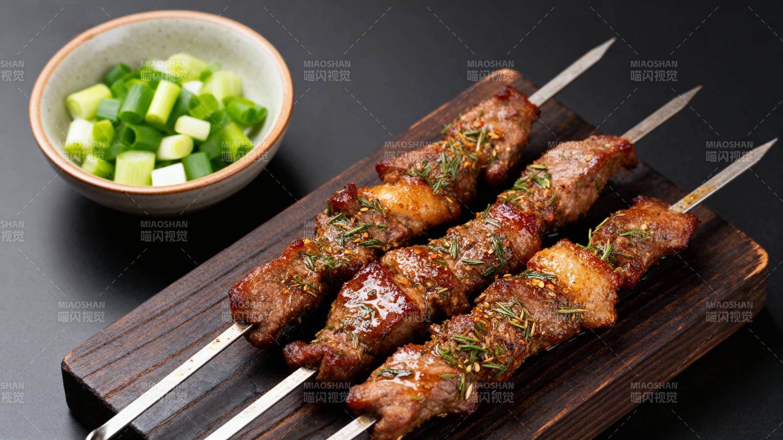 烤肉串配青葱图片