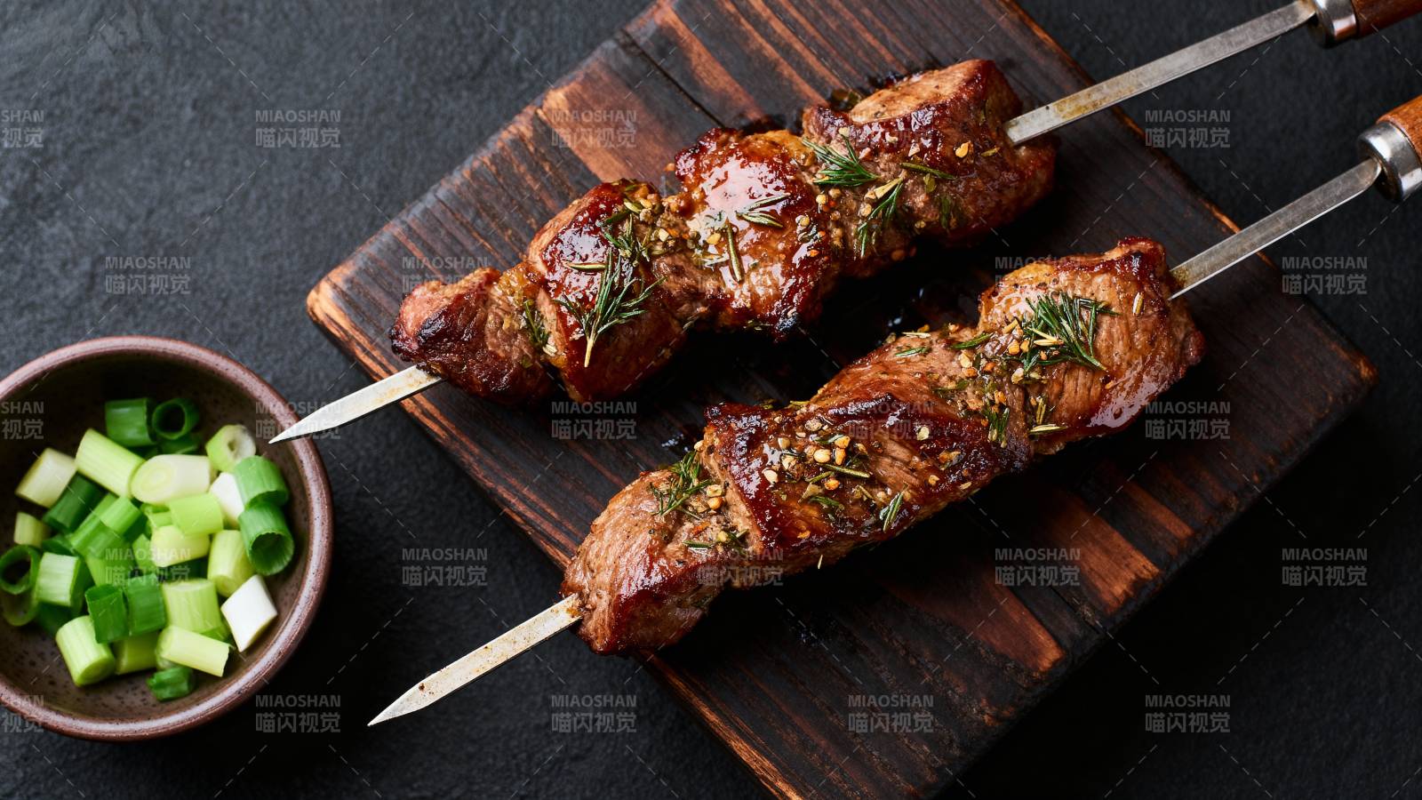 香烤肉串配青葱图片