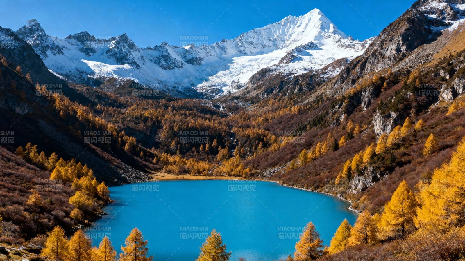 雪山秋湖美景图片