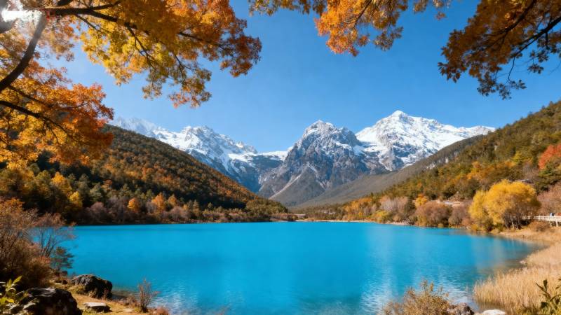 秋湖雪山美景图片