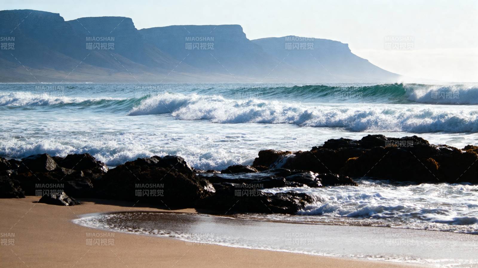 海岸浪涌山影图片