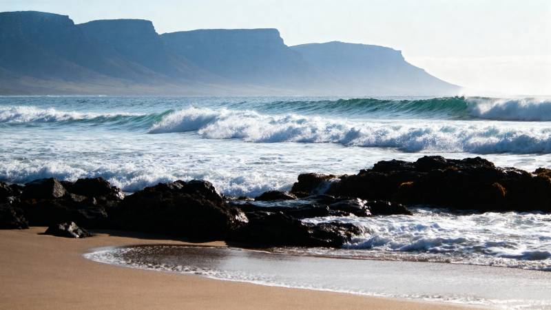 海岸浪涌山影图片