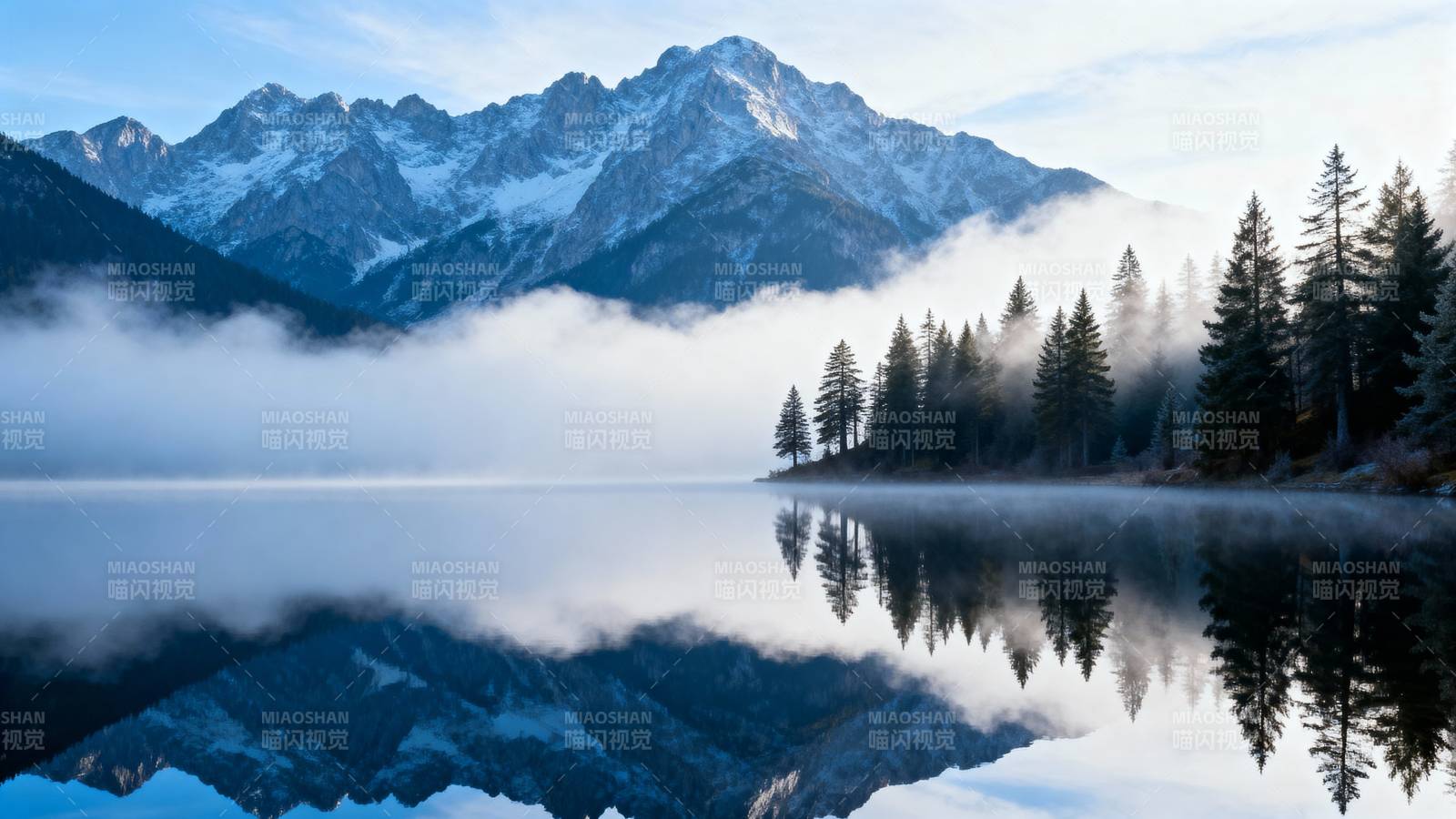 雪山湖镜 云雾缭绕图片