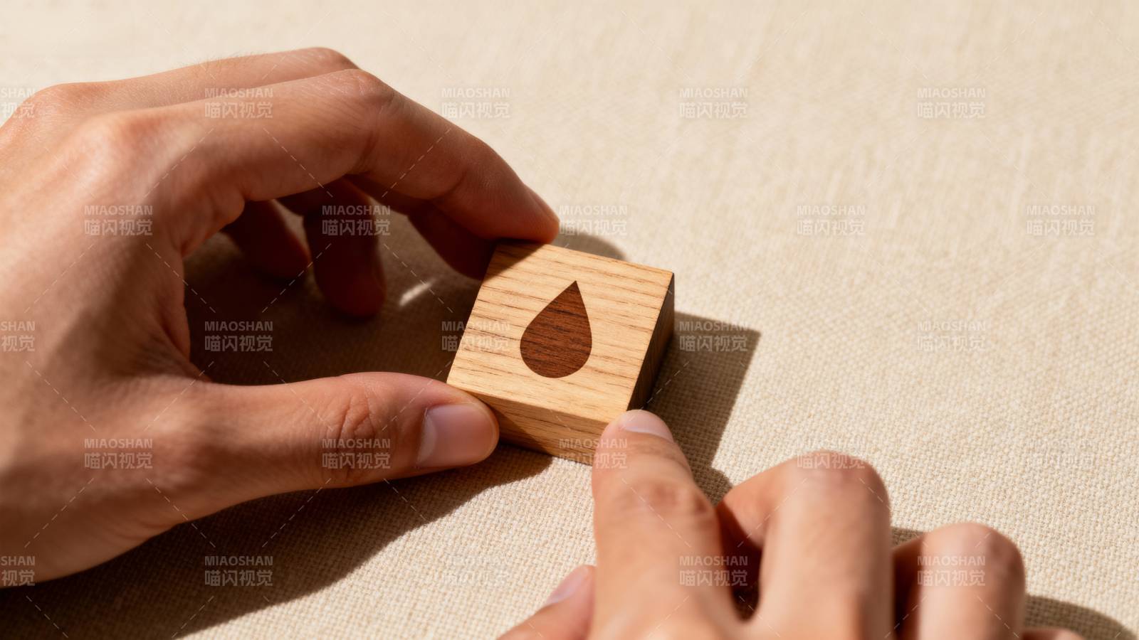 木块上的水滴图案图片