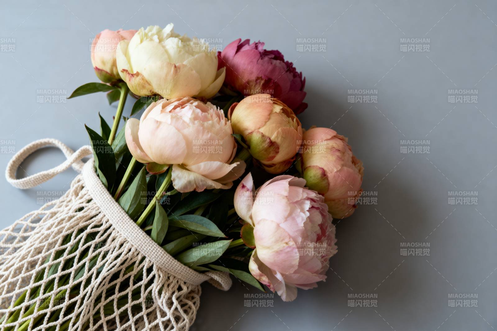 花束轻盈入网袋图片