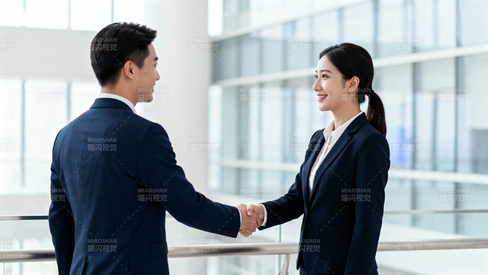 商务握手合作瞬间图片