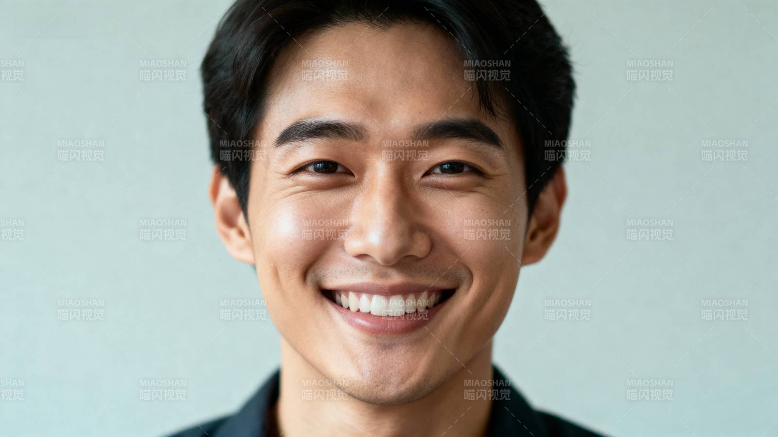 笑容灿烂的青年图片