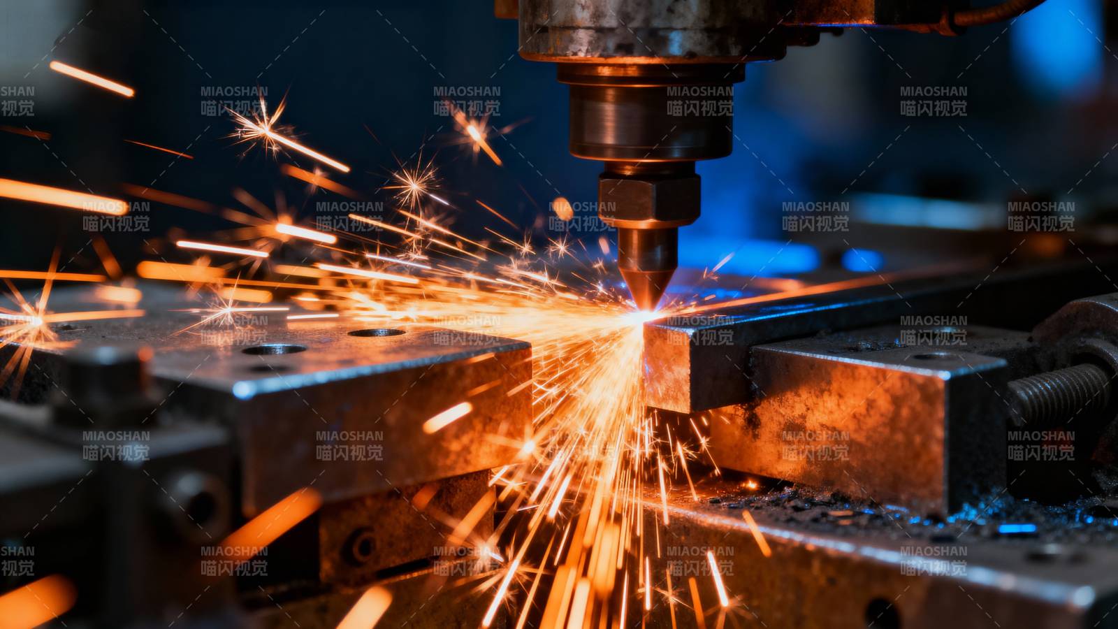 钻孔飞溅火花图片