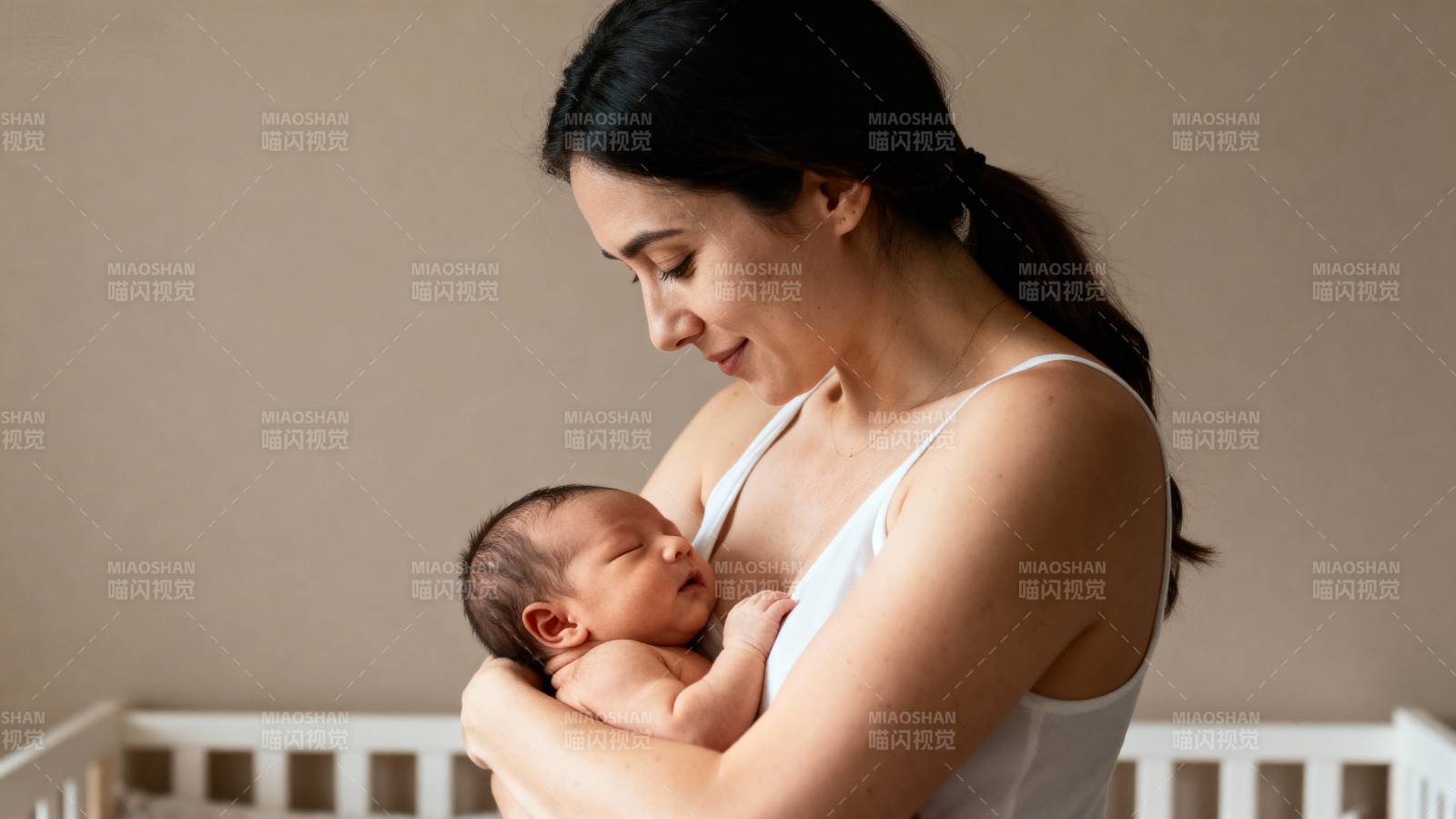 母爱如初 怀抱新生图片