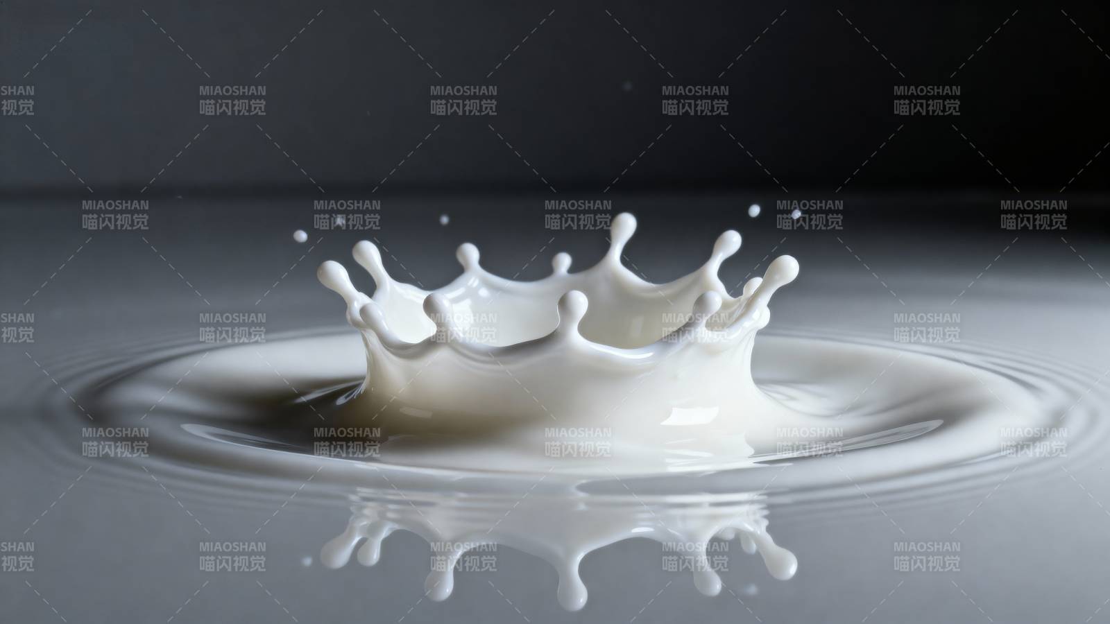 牛奶飞溅瞬间图片