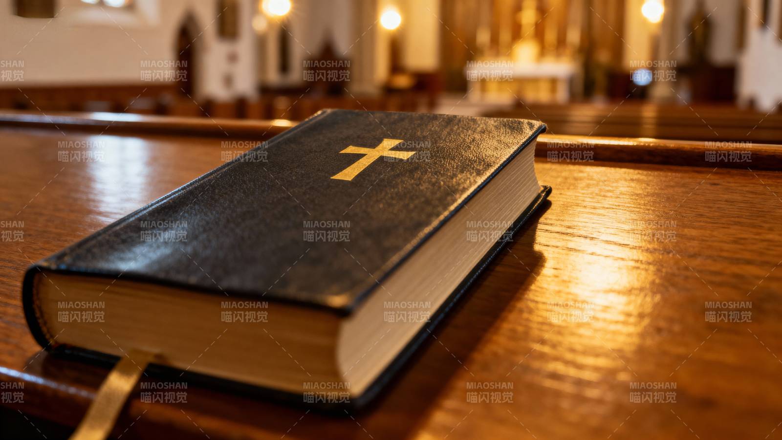 教堂中的圣经图片