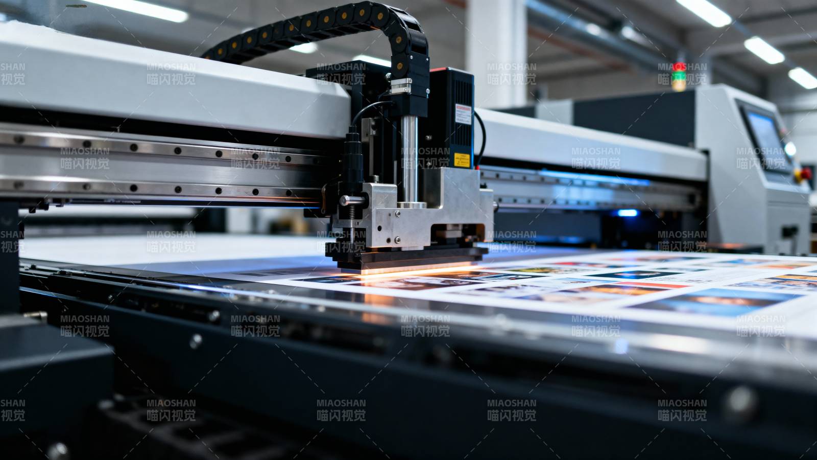 工业打印机作业中图片