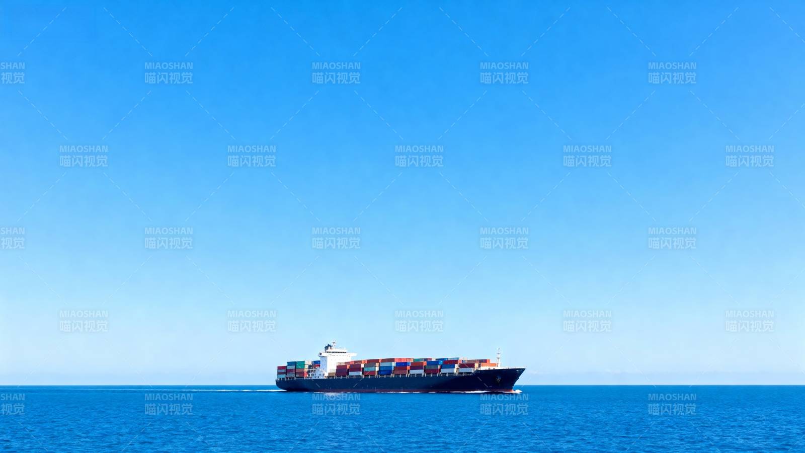 远洋货轮航行图图片