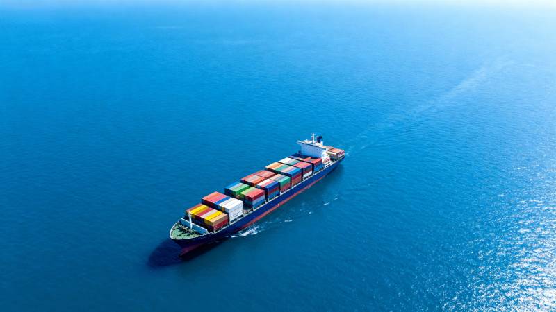 远洋货轮航行中图片