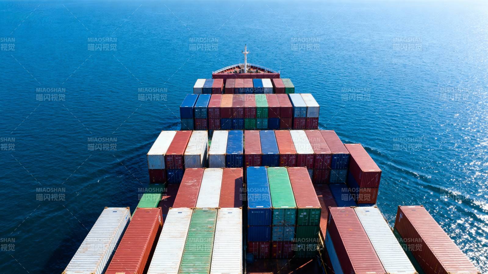集装箱货轮航行图片