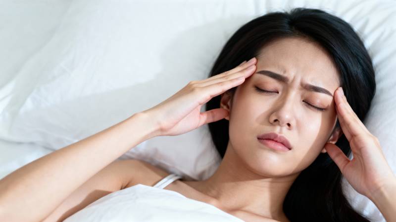 头痛困扰 难以入眠图片