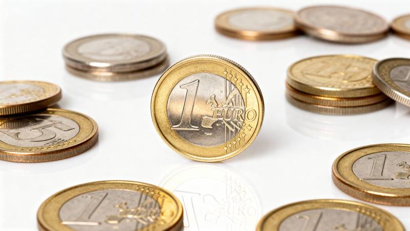 欧元硬币散落桌面图片