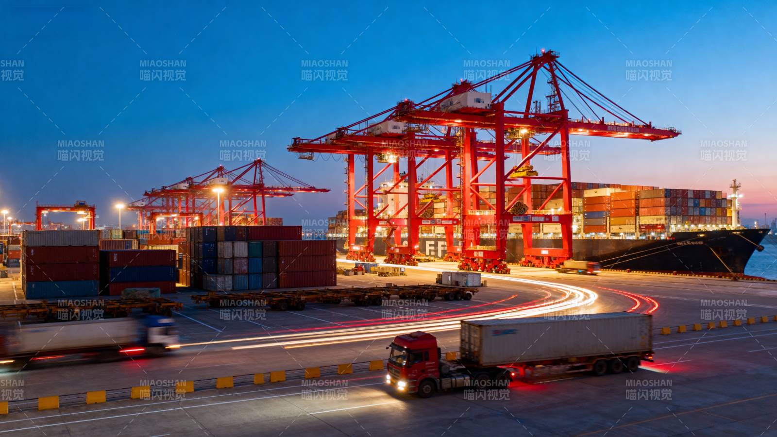 繁忙港口夜景图片