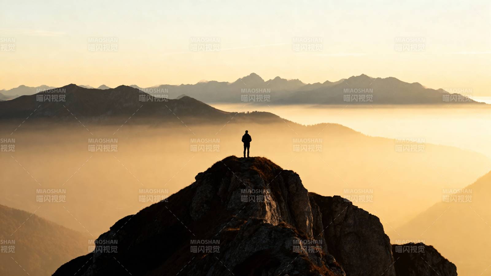 登顶望远山图片