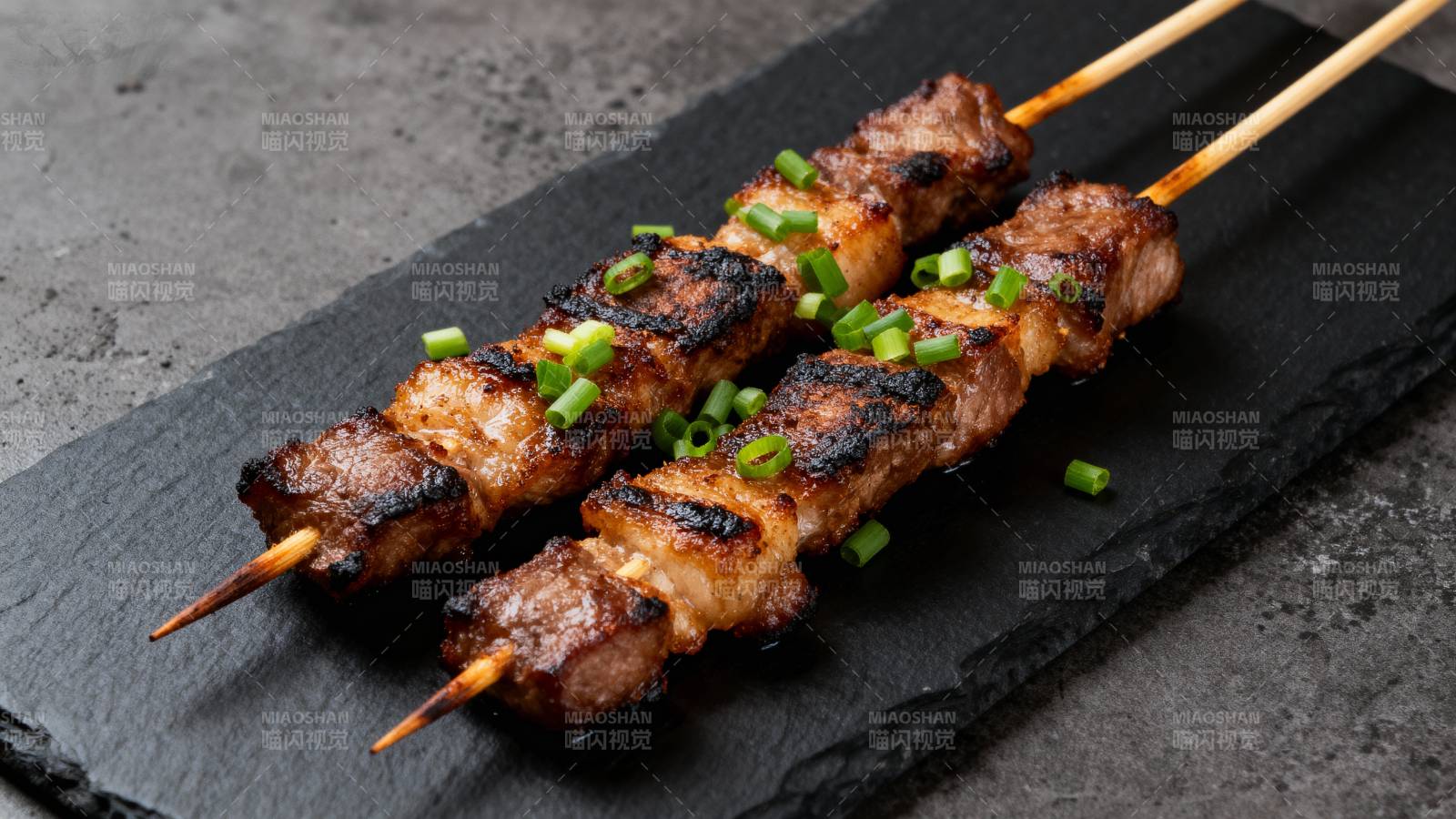 烤肉串配葱花图片